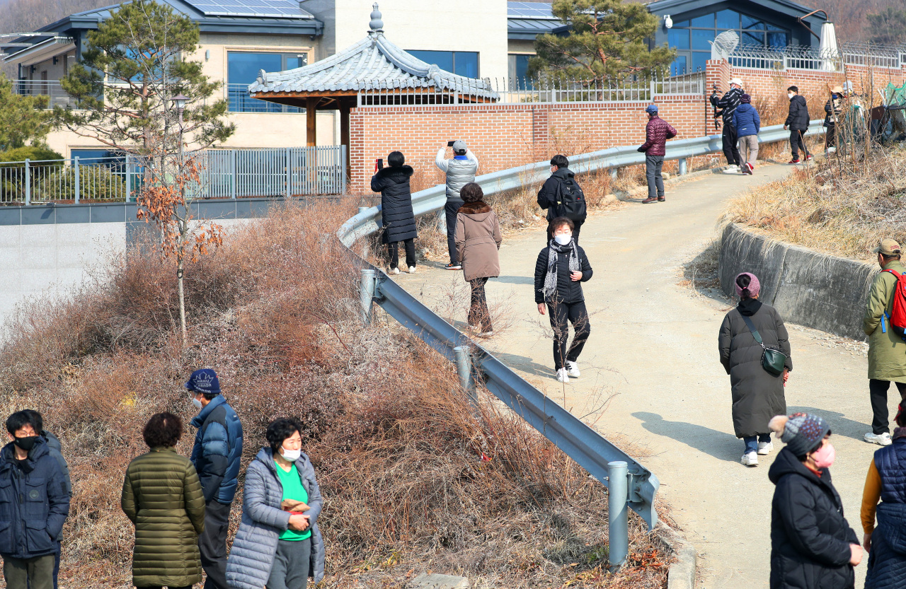 People walk in front of the property that a close aide of former President Park Geun-hye reportedly signed a contract to purchase in Dalseong County, Daegu, North Gyeongsang Province, Sunday. (Yonhap)