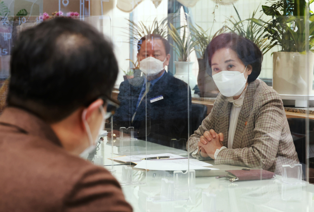 Education Minister Yoo Eun-hae during her visit to Sogang University on Monday. (The Ministryof Education)