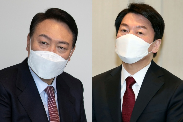 People Power Party candidate Yoon Suk-yeol (left) and People's Party candidate Ahn Cheol-soo (Yonhap)