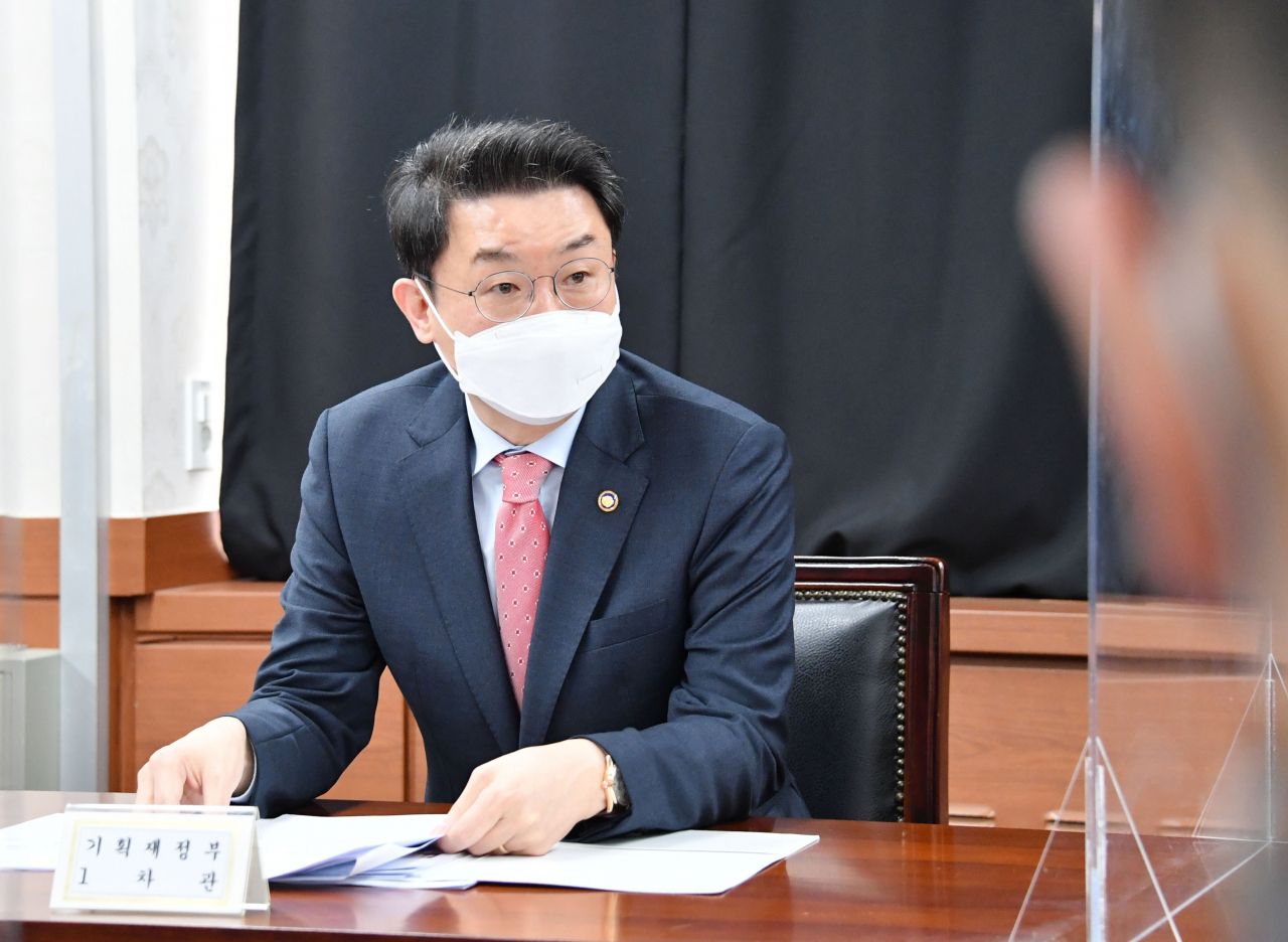 First Vice Finance Minister Lee Eog-weon holds a government task force meeting on the Ukraine crisis on Tuesday, in this photo provided by the Ministry of Economy and Finance. (Ministry of Economy and Finance)