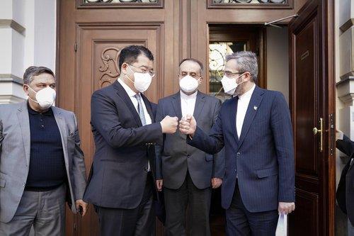 South Korea's First Vice Foreign Minister Choi Jong-kun (2nd from L) meets with his Iranian counterpart, Ali Bagheri Kani, in Vienna on Jan. 6, 2021, to discuss the issue of Tehran's frozen assets under US sanctions, in this photo provided by Seoul's foreign ministry. (Seoul's foreign ministry)