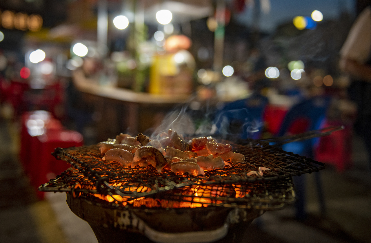 Late-night foods being served at pojangmacha market alley in Yeongdo, Busan (Busan Tourism Organization)