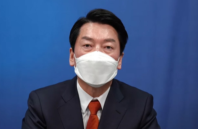 Presidential candidate Ahn Cheol-soo of the minor opposition People’s Party suggests a campaign merger with the main opposition People Power Party’s rival Yoon Suk-yeol, in a livestream announcement on his YouTube channel on Sunday. (Yonhap)