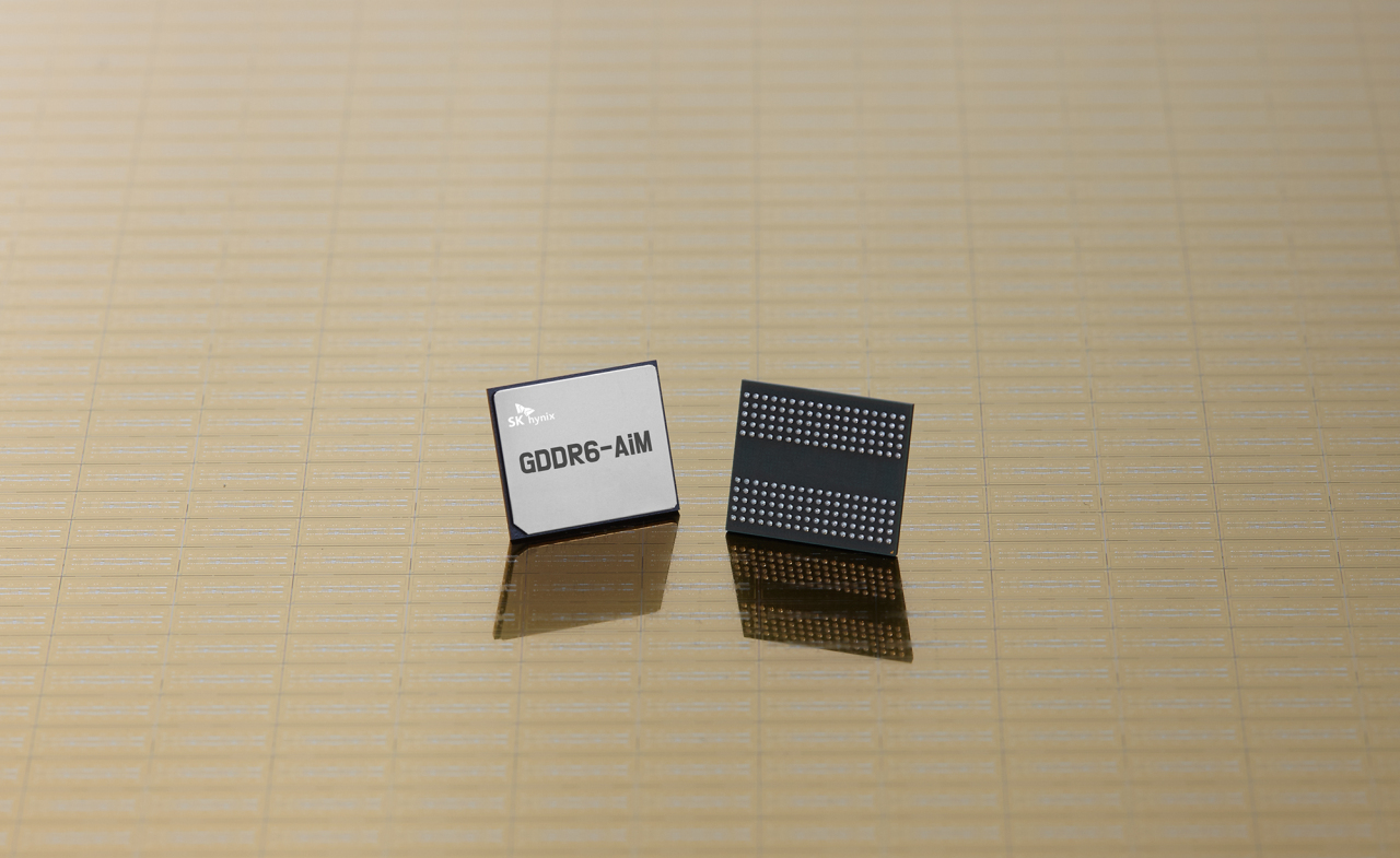SK hynix’s DRAM chips “GDDR6-AiM” mounted with PIM chips. (SK hynix)