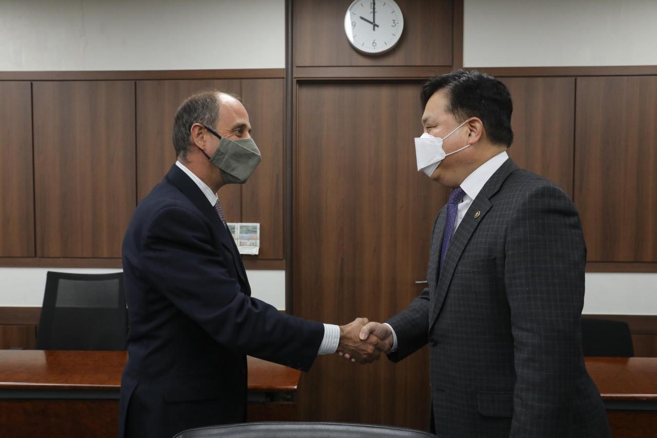 Vice Unification Minister Choi Young-jun (right) shakes hands with Tomas Ojea Quintana, UN special rapporteur on North Korea's human rights situation, during a meeting in Seoul on Wednesday. (Unification Ministry)