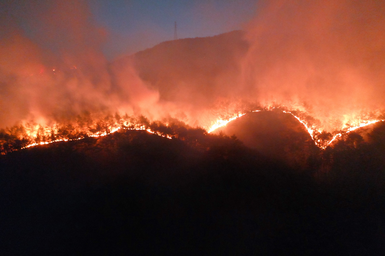 Wildfire breaks out in Yeongdeok on Wednesday. (Yonhap)