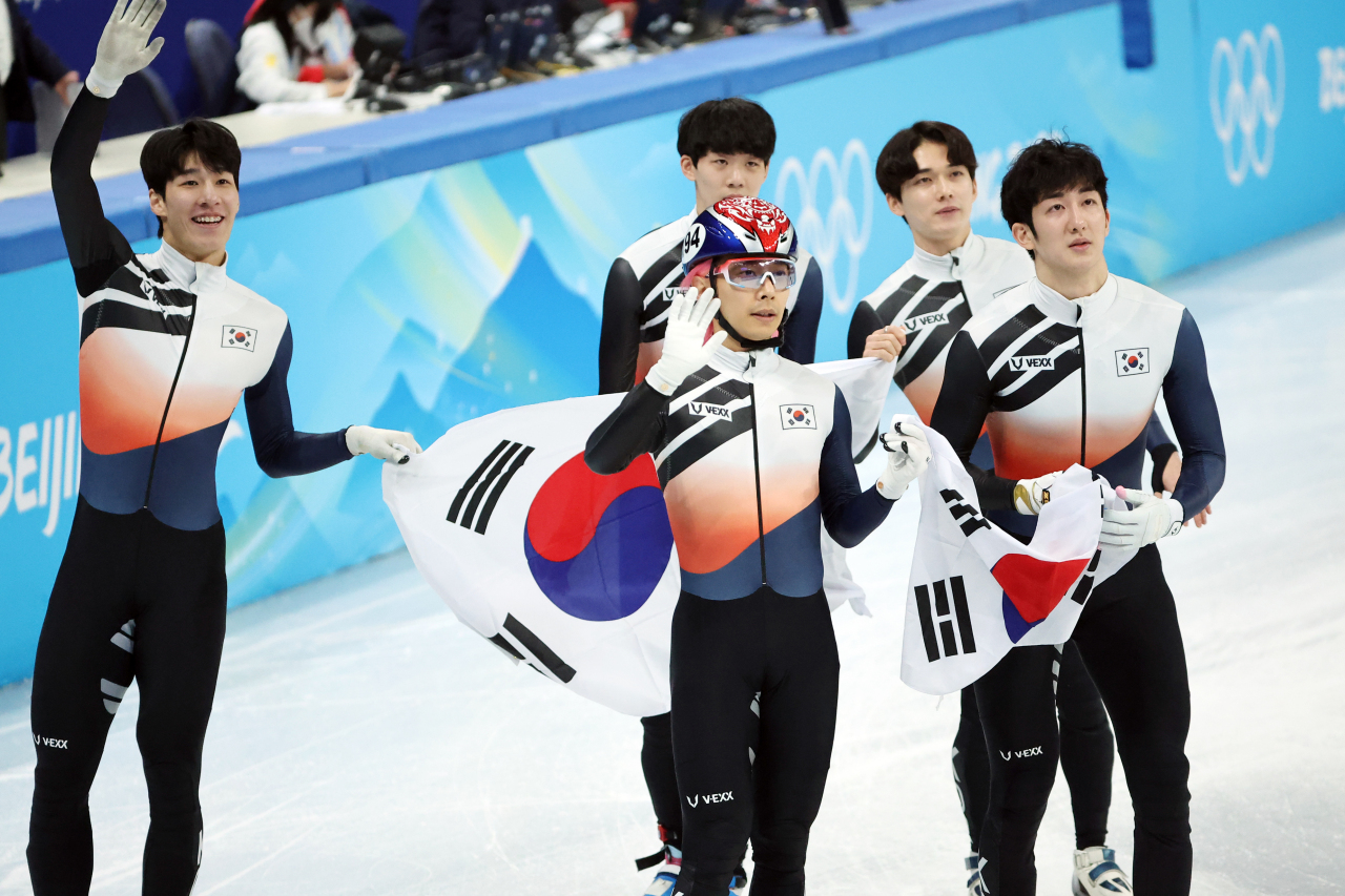 The quartet of Hwang Dae-heon, Kwak Yoon-gy, Park Jang-hyuk and Lee June-seo finishes in second place behind Canada in the 45-lap race at Capital Indoor Stadium on Wednesday. (Yonhap)