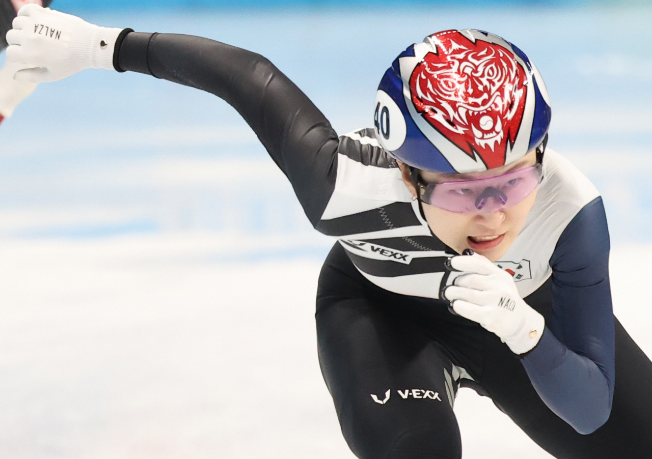 Choi Min-jeong of South Korea competes in the final of the women's 3,000m short track speed skating relay at the Beijing Winter Olympics at Capital Indoor Stadium in Beijing on Monday. (Yonhap)