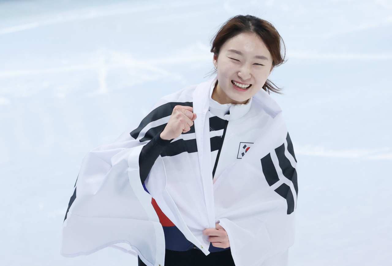 Choi Min-jeong of South Korea celebrates her gold medal in the women's 1,500m short track speed skating race at the Beijing Winter Olympics at Capital Indoor Stadium in Beijing on Wednesday. (Yonhap)
