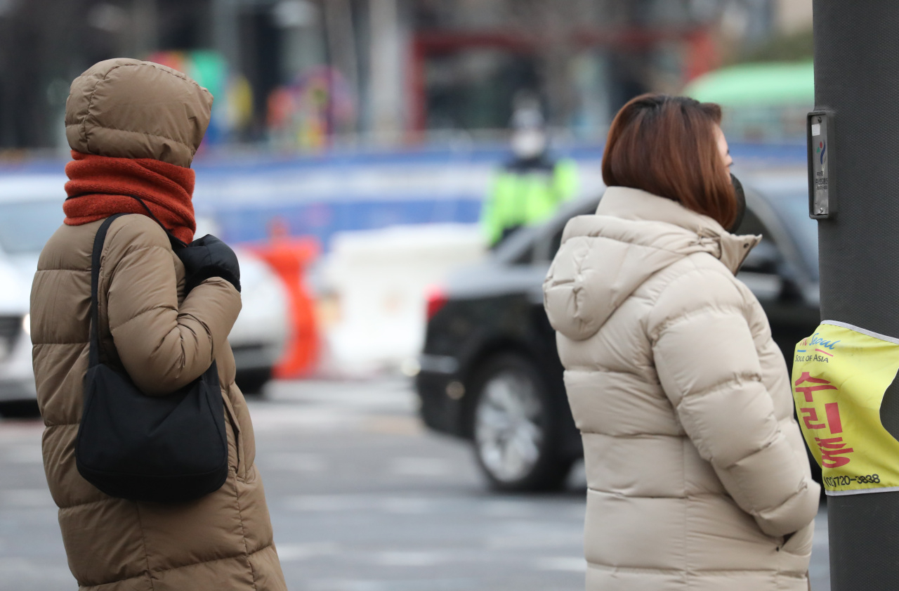 People in a heavy winter jackets (Yonhap)