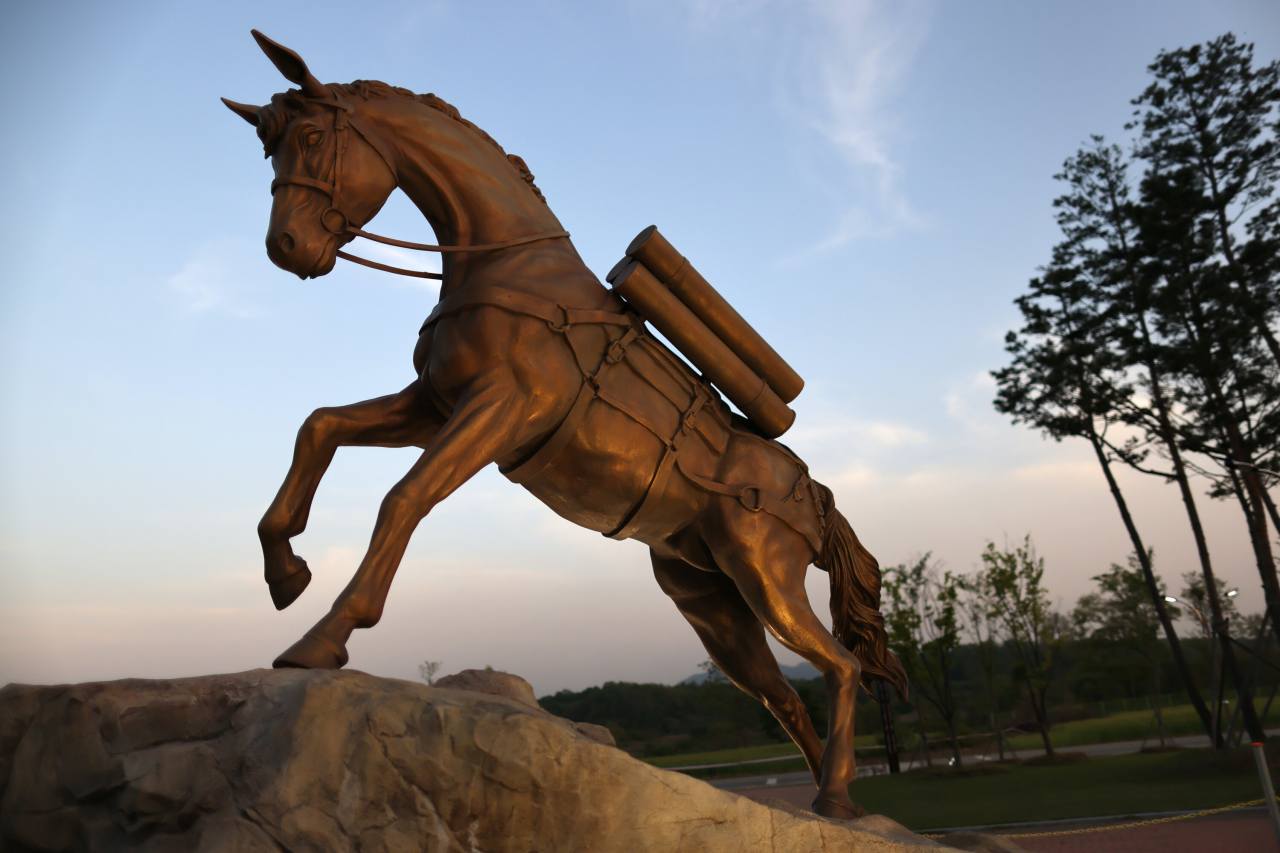 A statue of Staff Sgt. Reckless welcomes visitors at the Yeoncheon Gorangpo District Historical Park in Gyeonggi Province, Korea. Photo @Hyungwon Kang