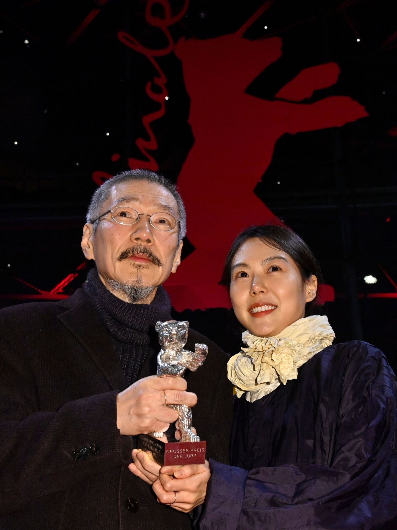 Korean director Hong Sang-soo and actor Kim Min-hee pose on the red carpet outside the Berlinale Palace with the Silver Bear award for the film “The Novelist’s Film,” after the awards ceremony of the 72nd Berlinale Film Festival in Berlin on Thursday. (AFP-Yonhap)