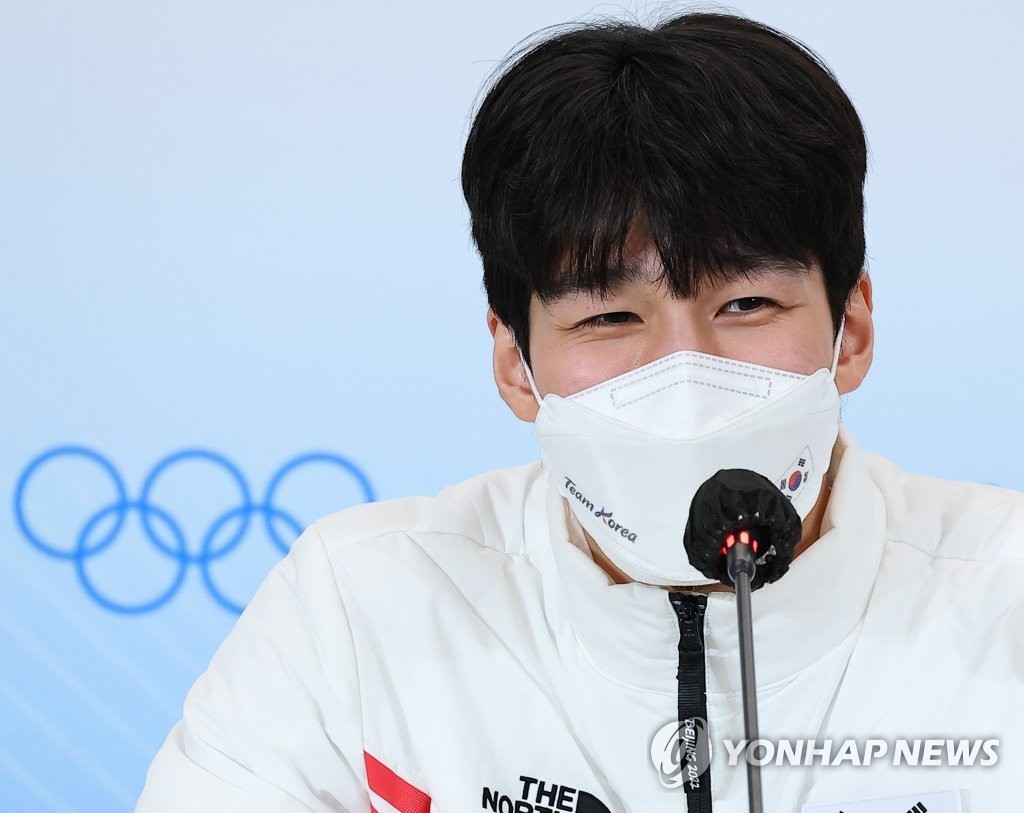 South Korean short track speed skater Hwang Dae-heon speaks at a press conference at the Main Media Centre of the Beijing Winter Olympics in Beijing on Feb. 17, 2022. (Yonhap)