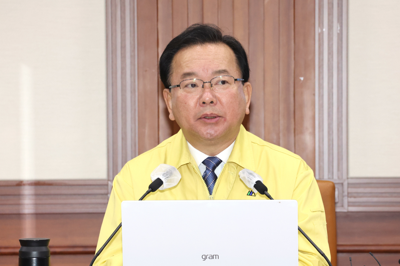 Prime Minister Kim Boo-kyum speaks at a COVID-19 response meeting in Seoul on Friday. (Yonhap)