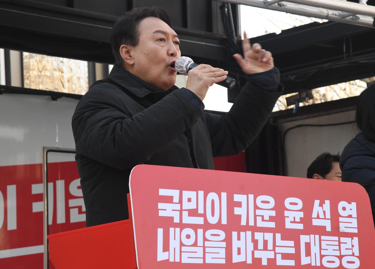 Presidential candidate Yoon Suk-yeol of the main opposition People Power Party speaks to a crowd at a canvassing event in Seoul on Thursday. (Yonhap)
