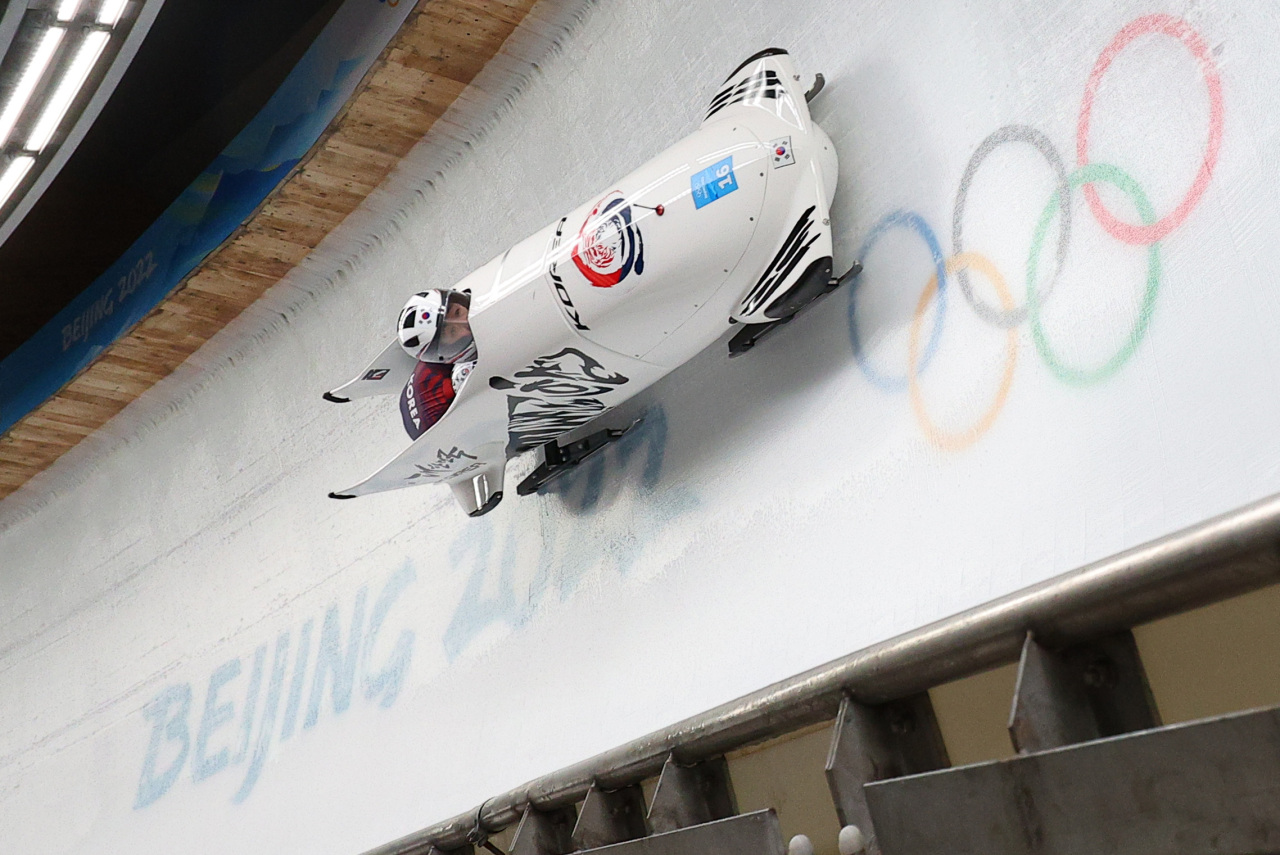 Won Yun-jong and Kim Jin-su of South Korea slide down the track during the first heat of the two-man bobsleigh at the 2022 Winter Olympics on Monday. (Yonhap)