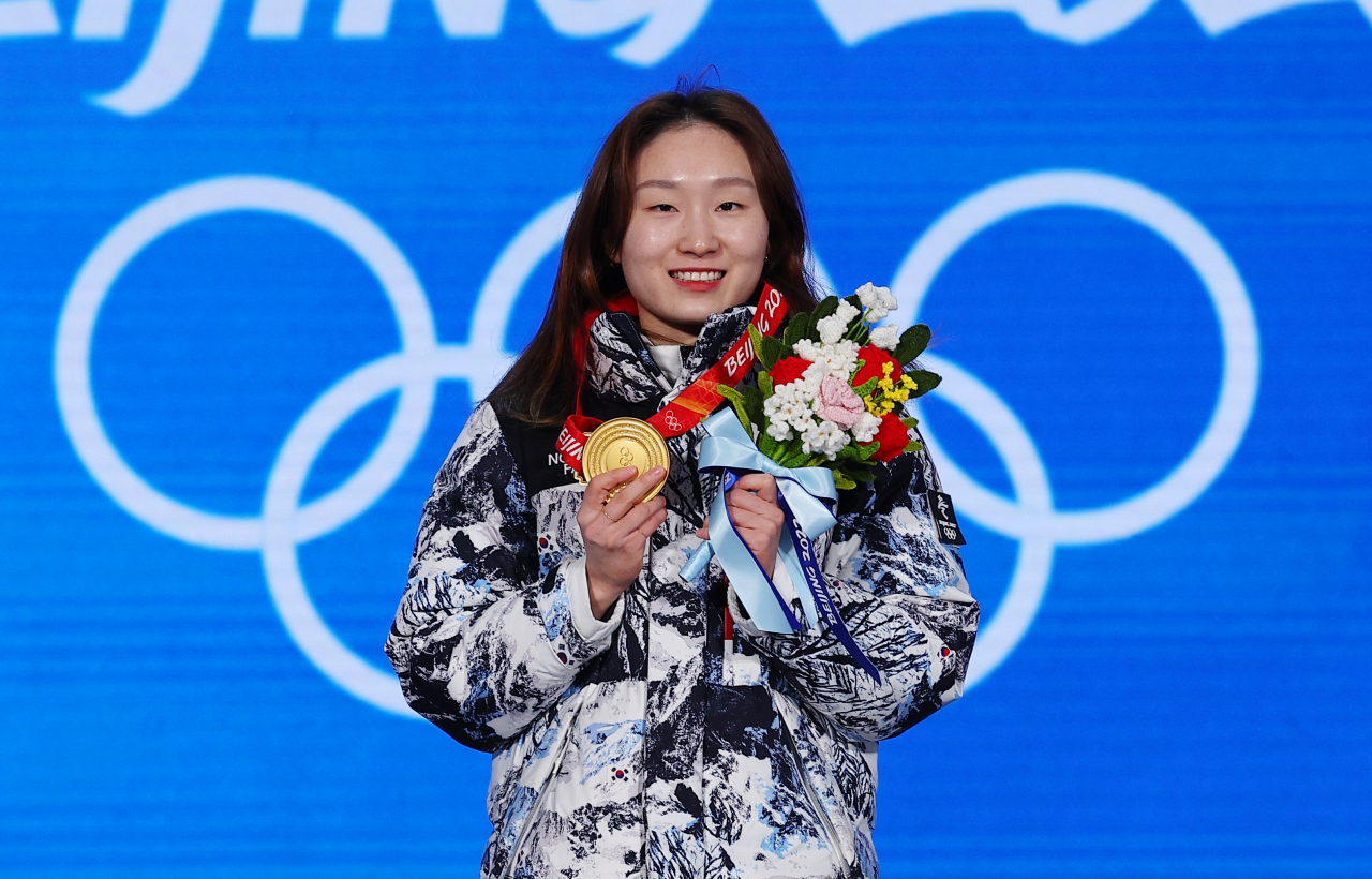 South Korean short track speed skater Choi Min-jeong holds up her gold medal from the women's 1,500m during the medal ceremony at the Beijing Winter Olympics at Beijing Medal Plaza in Beijing last Thursday. (Yonhap)