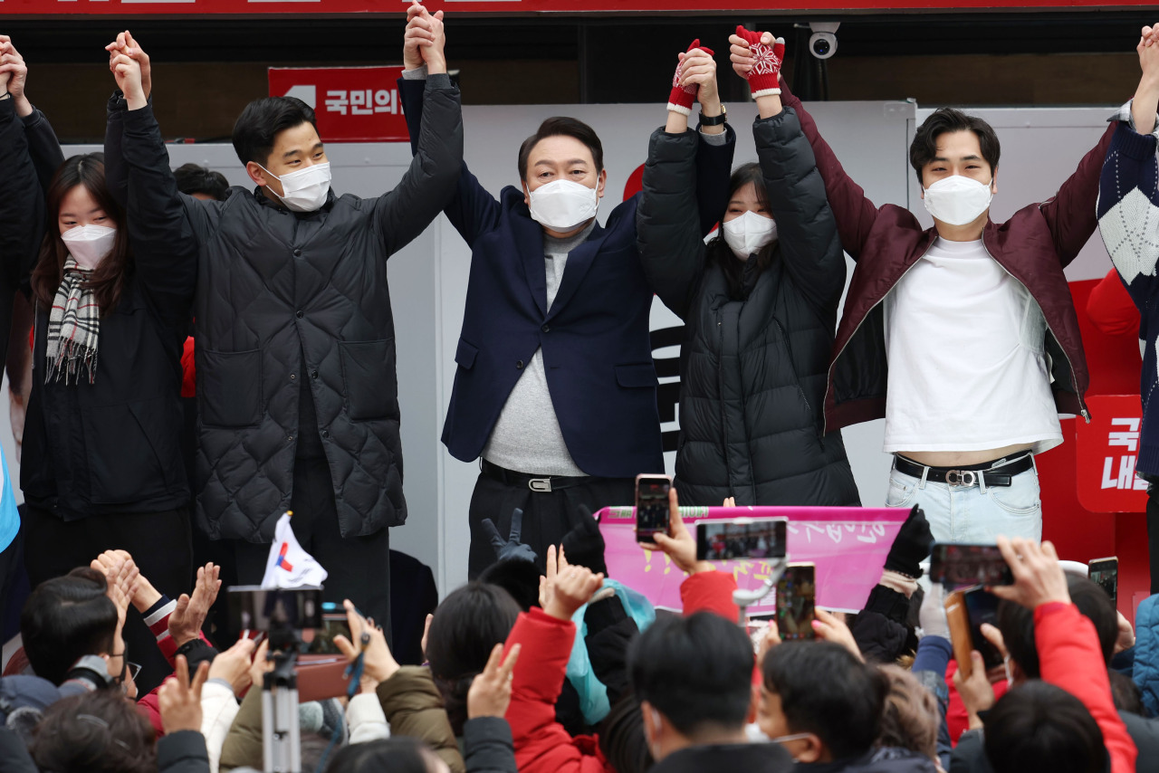 People Power Party presidential candidate Yoon Suk-yeol greets young people after a speech in front of Lotte Department Store in Ulsan on Saturday. (Yonhap)