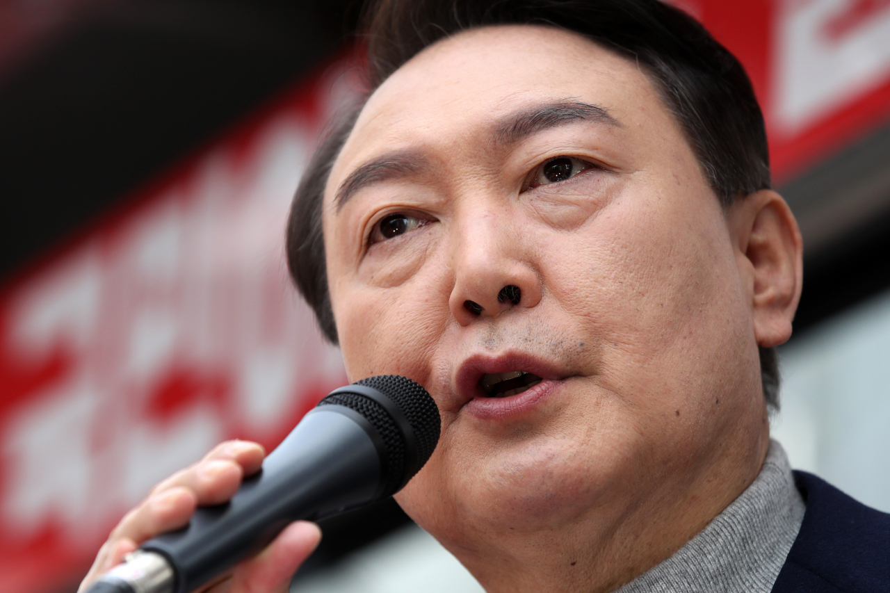 Yoon Suk-yeol, the presidential candidate of the main opposition People Power Party, delivers a speech during a campaign rally in the southeastern city of Ulsan on Saturday. (Yonhap)