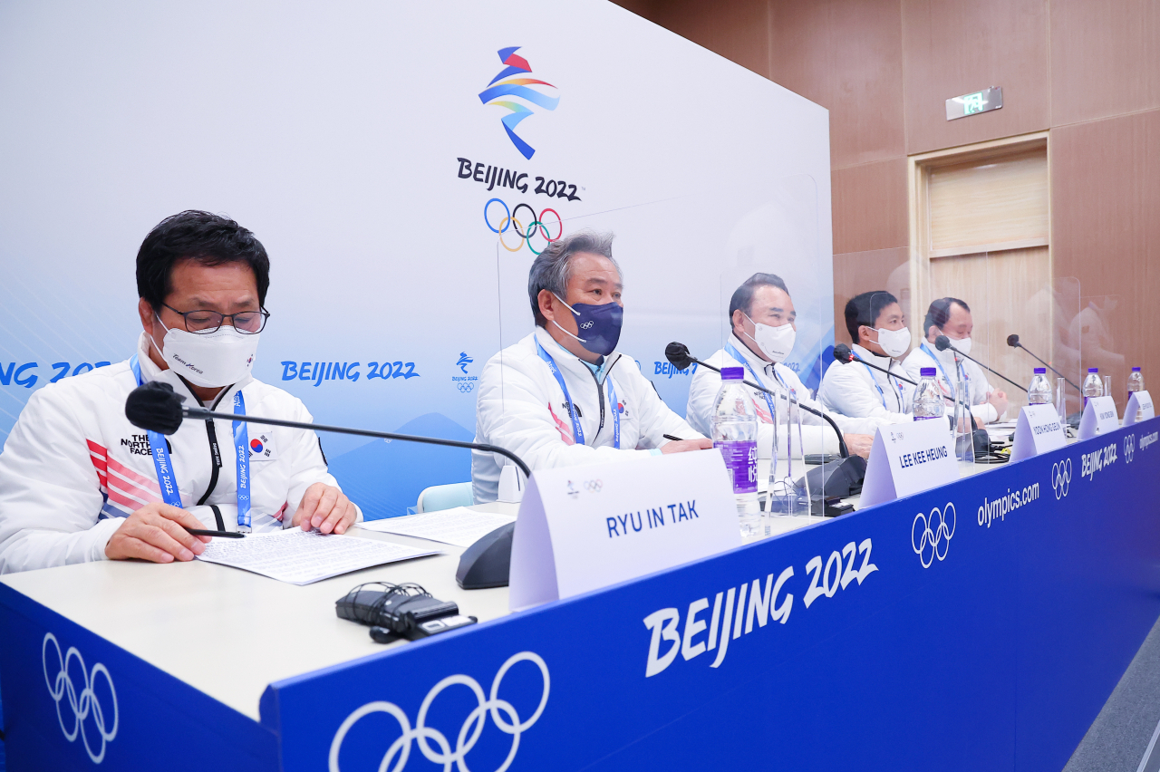 Korean Sport & Olympic Committee President Lee Kee-heung (2nd from L) speaks at a press conference at the Main Media Centre for the Beijing Winter Olympics in Beijing on Sunday. (Yonhap)