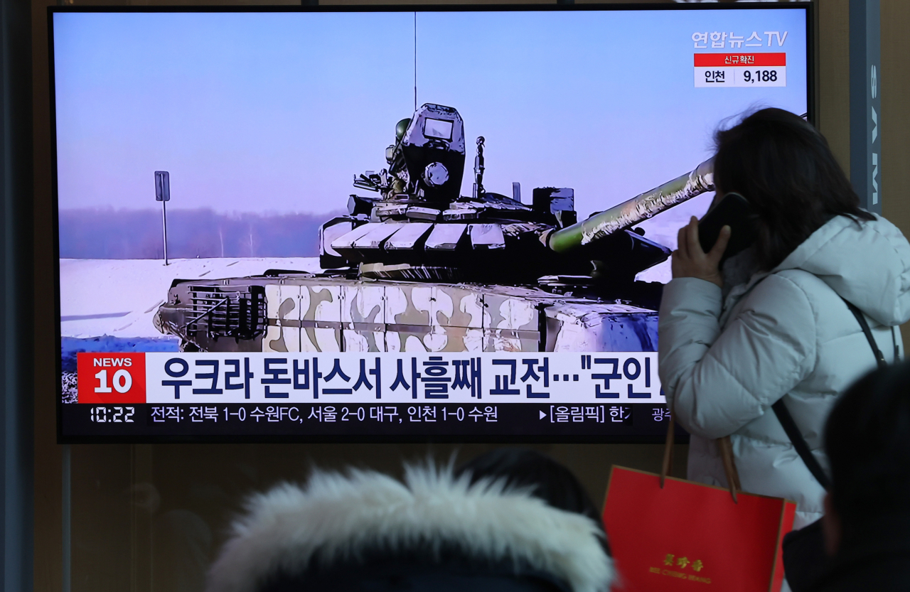 People watch a TV report on the Ukraine crisis at Seoul Station in central Seoul on Sunday. (Yonhap)