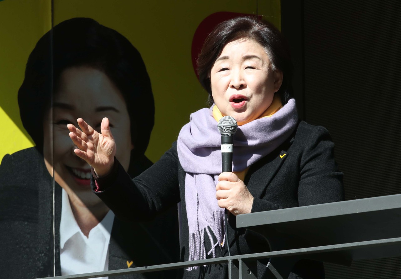 Sim Sang-jung, the minor progressive Justice Party’s presidential candidate, speaks to suppporters at Gangnam Station, southern Seoul, Sunday. (Yonhap)