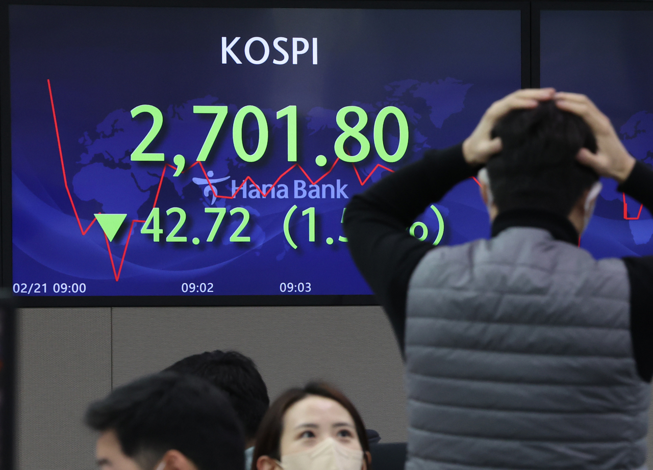 An electronic board showing the Korea Composite Stock Price Index (Kospi) at a dealing room of the Hana Bank headquarters in Seoul on Monday. (Yonhap)