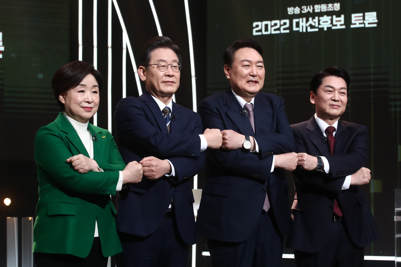 Presidential candidates pose for a photo before their first TV debate at KBS in Seoul on Feb. 3, 2022. From left are Sim Sang-jeung of the Justice Party, Lee Jae-myung of the ruling Democratic Party, Yoon Suk-yeol of the main opposition People Power Party and Ahn Cheol-soo of the minor opposition People's Party. (Yonhap)