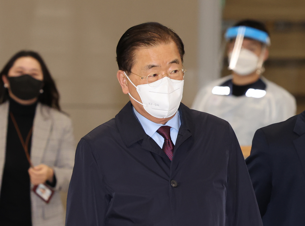 South Korean Foreign Minister Chung Eui-yong arrives at Incheon International Airport, west of Seoul, last Monday, from his visit to Hawaii. (Yonhap)