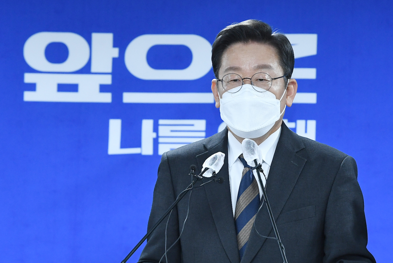 Lee Jae-myung, the presidential candidate of the ruling Democratic Party (DP), speaks during a press conference at his party's headquarters in Seoul today. (Yonhap)