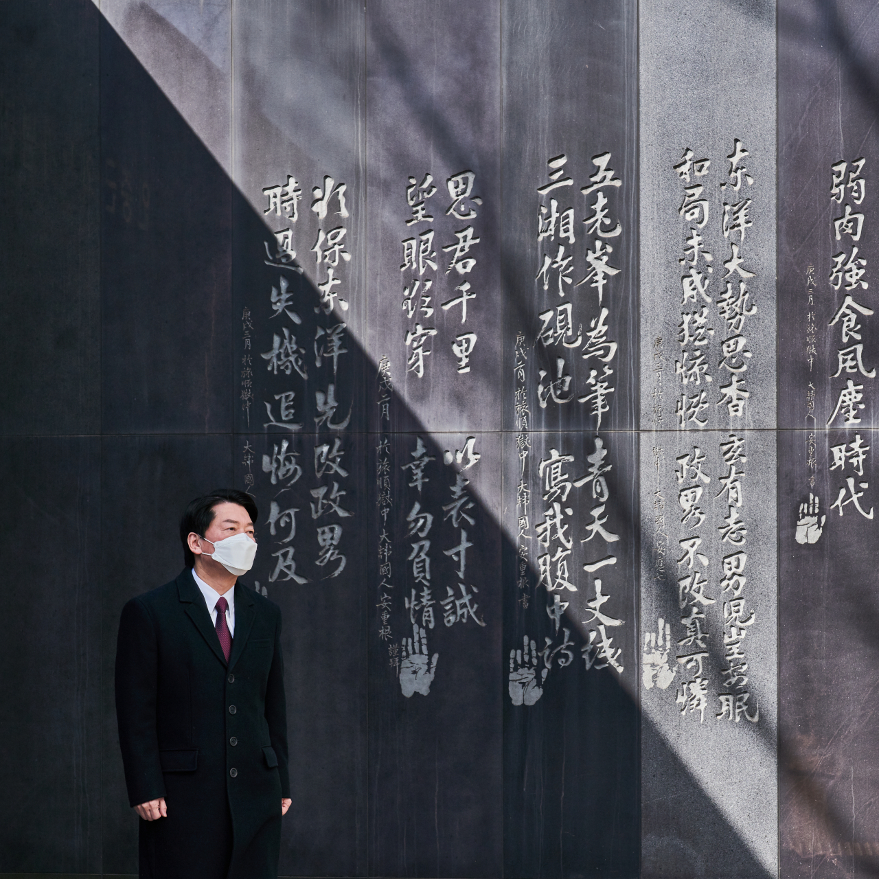 Ahn Cheol-soo, the presidential candidate of the minor opposition People's Party, tours the Ahn Junggeun Memorial Museum in Seoul yesterday, in this photo provided by his party. (People's Party)