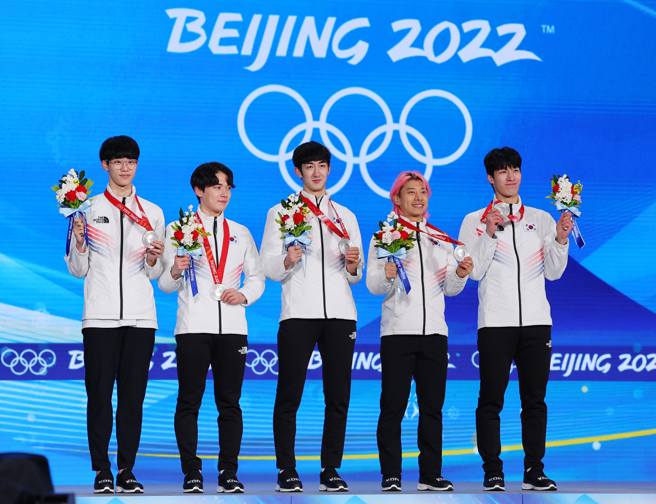 Members of the South Korean men’s short track speed skating relay team pose with their silver medals during the medal ceremony at the Beijing Winter Olympics at Beijing Medal Plaza on Thursday. (Yonhap)