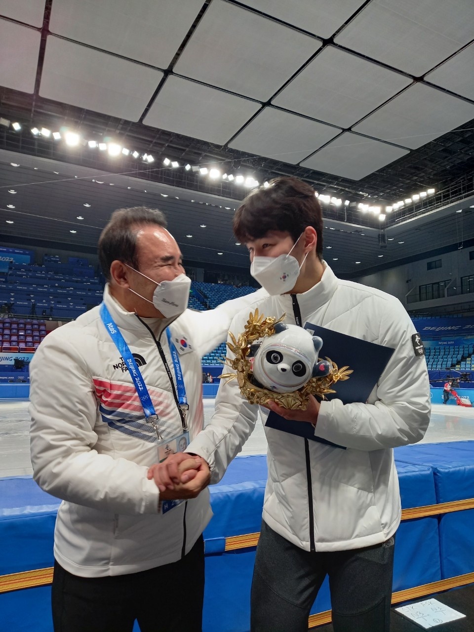 BBQ Genesis CEO Yoon Hong-geun poses with short track speedskating medalist Hwang Dae-heon on Feb. 9 at the Olympics speedskating rink in Beijing. (BBQ Genesis)
