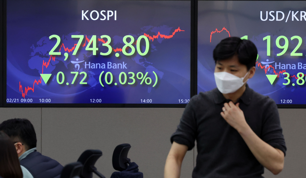 An electronic board showing the Korea Composite Stock Price Index (Kospi) at a dealing room of the Hana Bank headquarters in Seoul on Monday. (Yonhap)