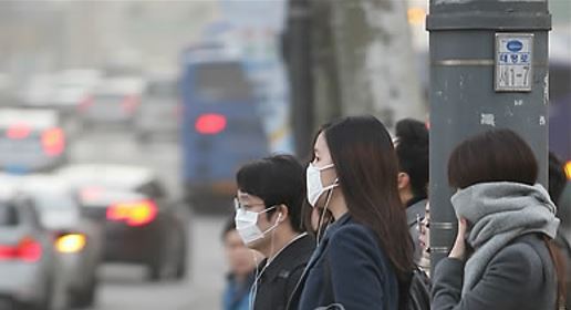People on their way to work in Seoul (Yonhap)
