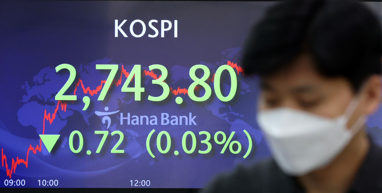 An electronic board showing the Korea Composite Stock Price Index (KOSPI) at a dealing room of the Hana Bank headquarters in Seoul on Feb. 21, 2022. (Yonhap)