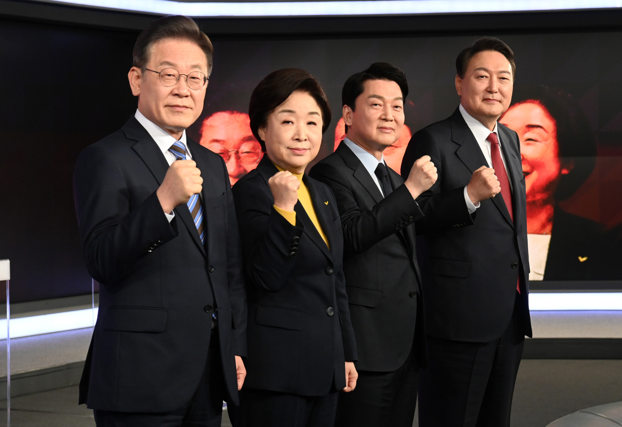 Four main presidential candidates pose for photo ahead of the first televised debate held Feb. 11. From left, the Democratic Party of Korea’s Lee Jae-myung; Justice Party’s Sim Sang-jung; People Party’s Ahn Cheol-soo; and People Power Party’s Yoon Suk-yeol. (Yonhap)