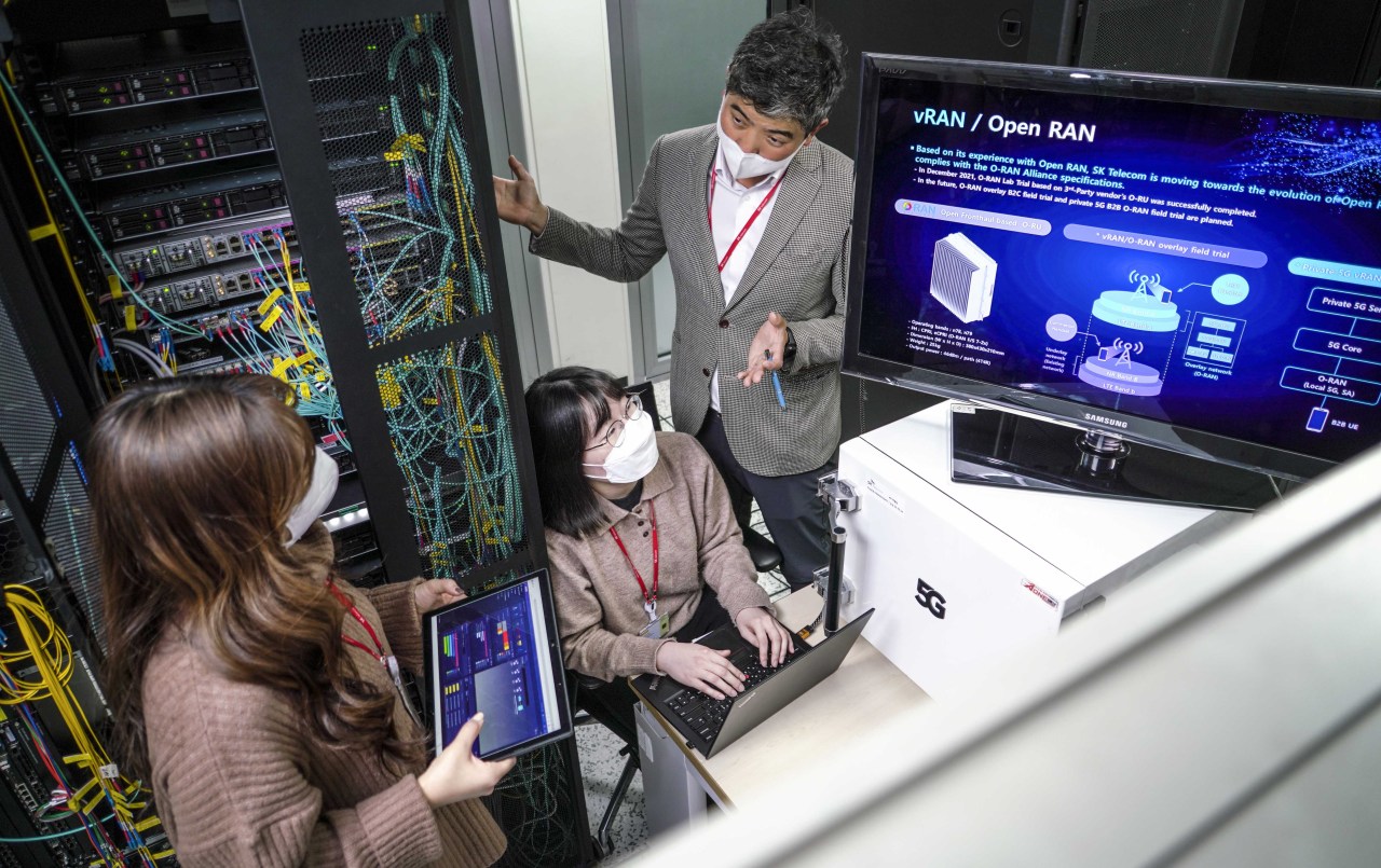 SK Telecom employees pose for a photo while conducting research on virtual radio access network technologies. (SK Telecom)