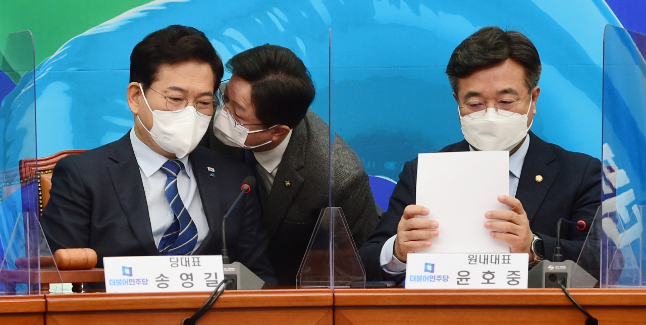 Ruling Democratic Party (DP) Chairman Rep. Song Young-gil (L) and the party's floor leader Rep. Yun Ho-jung (R) attend the DP's executive meeting at the National Assembly in Seoul on Tuesday. (Yonhap)