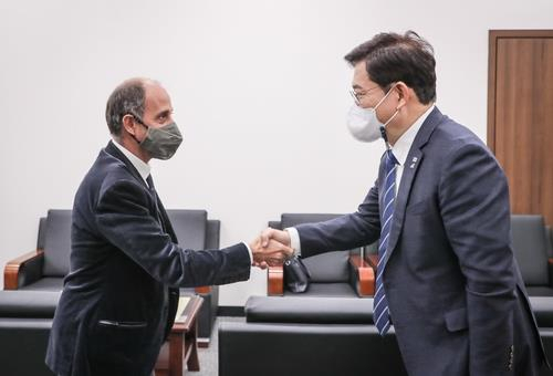 This photo provided by the ruling Democratic Party (DP) on Tuesday, shows DP Chairman Song Young-gil (R) greeting Tomas Ojea Quintana, the UN special rapporteur on North Korea's human rights in Seoul. (DP)