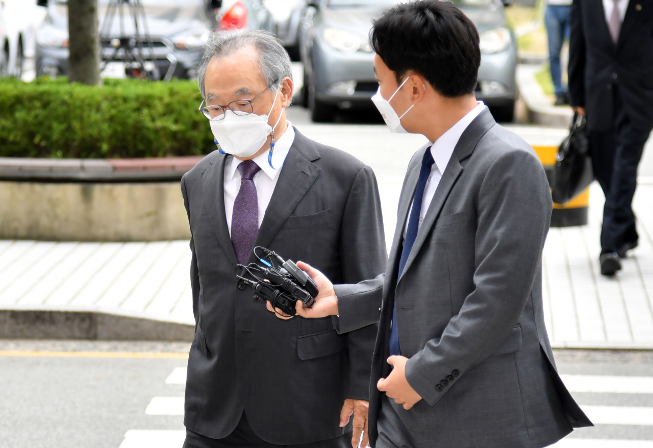 This undated file photo shows former Busan Mayor Oh Keo-don. (Yonhap)