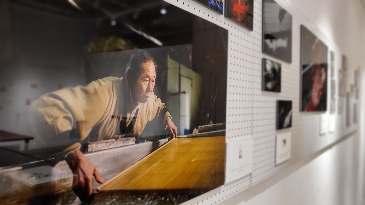 Photo of hanjijang (hanji master artisan) Shin Hyun-se is displayed at the Hanji Culture and Industry Center (Kim Hae-yeon/The Korea Herald)