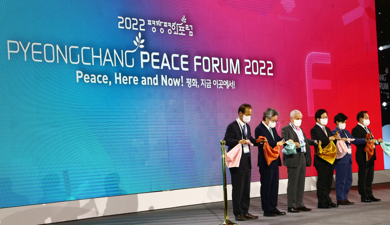 Participants at the PyeongChang Peace Forum pose for a celebratory photo on Tuesday at the opening ceremony held in Pyeongchang, Gangwon Province. (Yonhap)