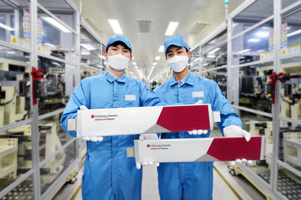 Engineers show Long Cell batteries developed by LG Energy Solution’s Ochang factory in North Chungcheong Province.(LGES)