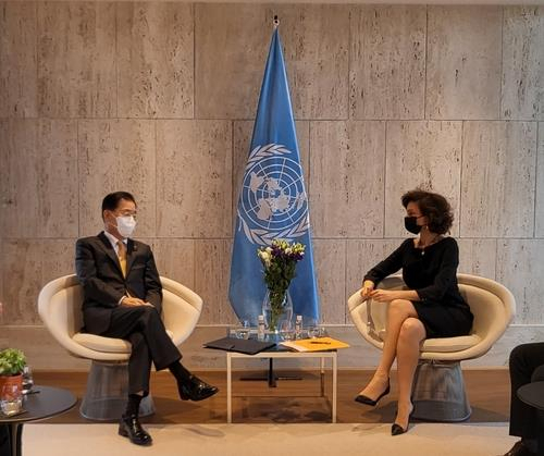 South Korean Foreign Minister Chung Eui-yong (L) and UNESCO Director-General Audrey Azoulay hold talks in Paris on Tuesday. (Yonhap)