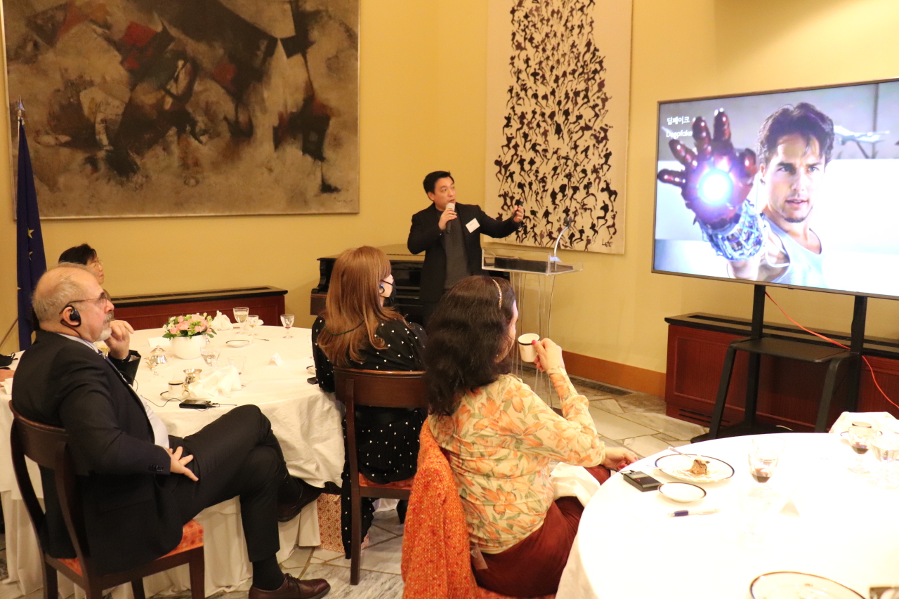 Language data platform startup Flitto CEO Simon Lee gives a presentation on the use of metaverse during an event organized by Corea Image Communication Institute at the French ambassador’s residence in Seoul, Tuesday. (CICI)