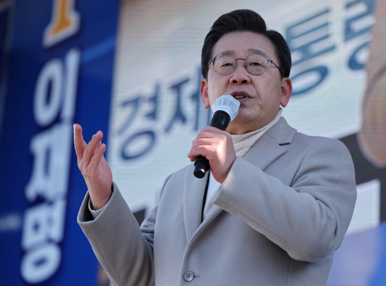 Lee Jae-myung, the presidential candidate of the ruling Democratic Party, speaks during a campaign rally in Dangjin, South Chungcheong Province, on Wednesday. (Yonhap)