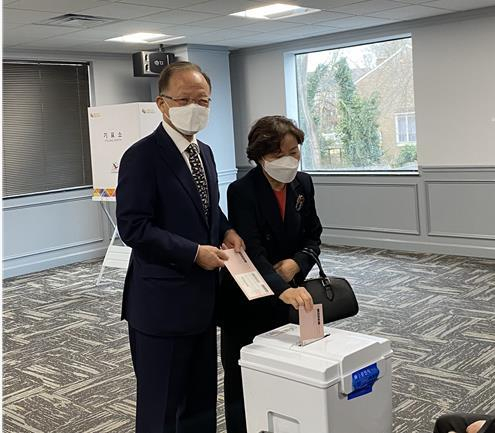 South Korean Ambassador to the United States Lee Soo-hyuck (L) and his wife are seen casting their ballots in the upcoming presidential election on Wednesday in this photo provided by South Korea's National Election Commission. Overseas voting began on the day for a six-day run at 219 polling stations in 115 countries. (South Korea's National Election Commission)