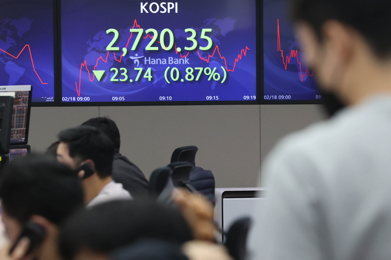 An electronic board showing the Korea Composite Stock Price Index (Kospi) at a dealing room of the Hana Bank headquarters in Seoul on Wednesday. (Yonhap)