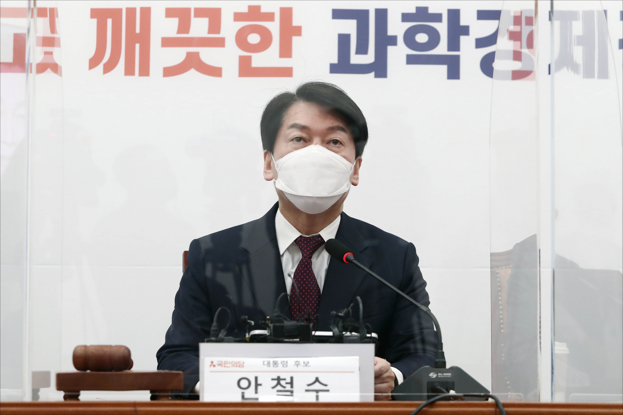 Presidential candidate Ahn Cheol-soo of the minor opposition People's Party speaks during his party's election committee meeting at the National Assembly in Seoul on Thursday. (Yonhap)